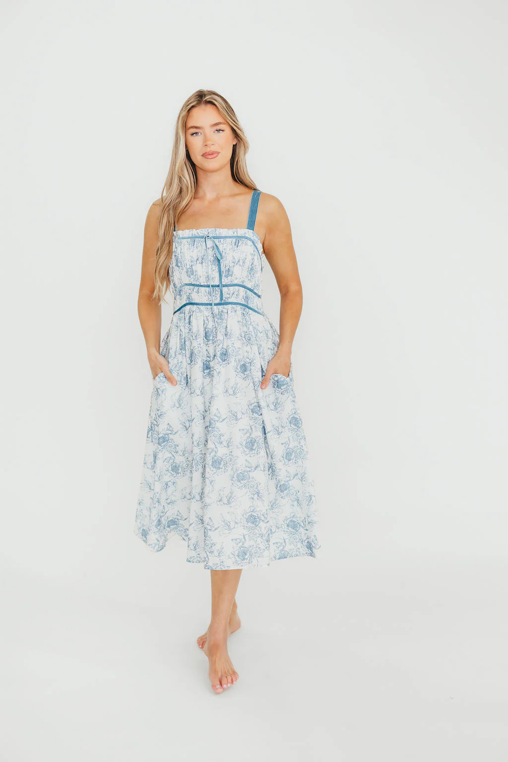 Olsen Midi Dress in Blue/White - Fashionser