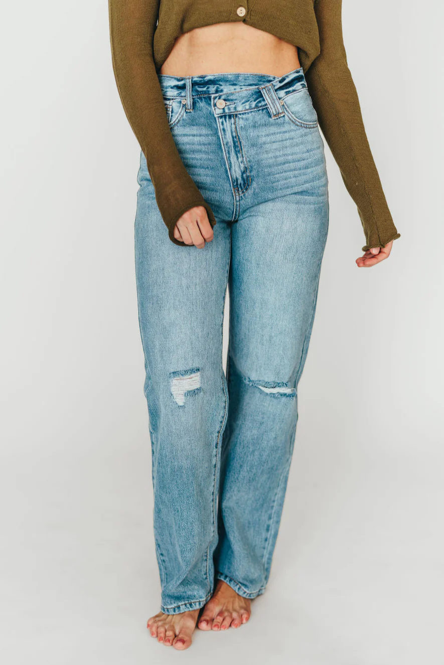 Tiffany 90s High-Rise Crisscross Waist Straight Jeans in Light Wash - Fashionser