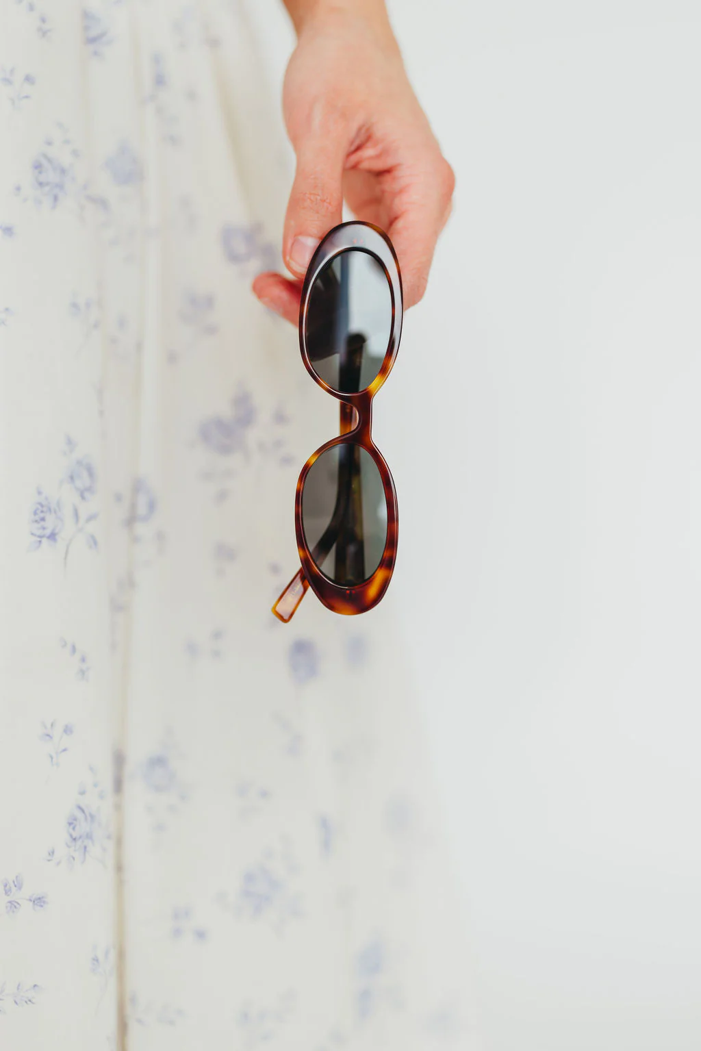 The Carter Sunglasses in Hazel Green Tort - Fashionser