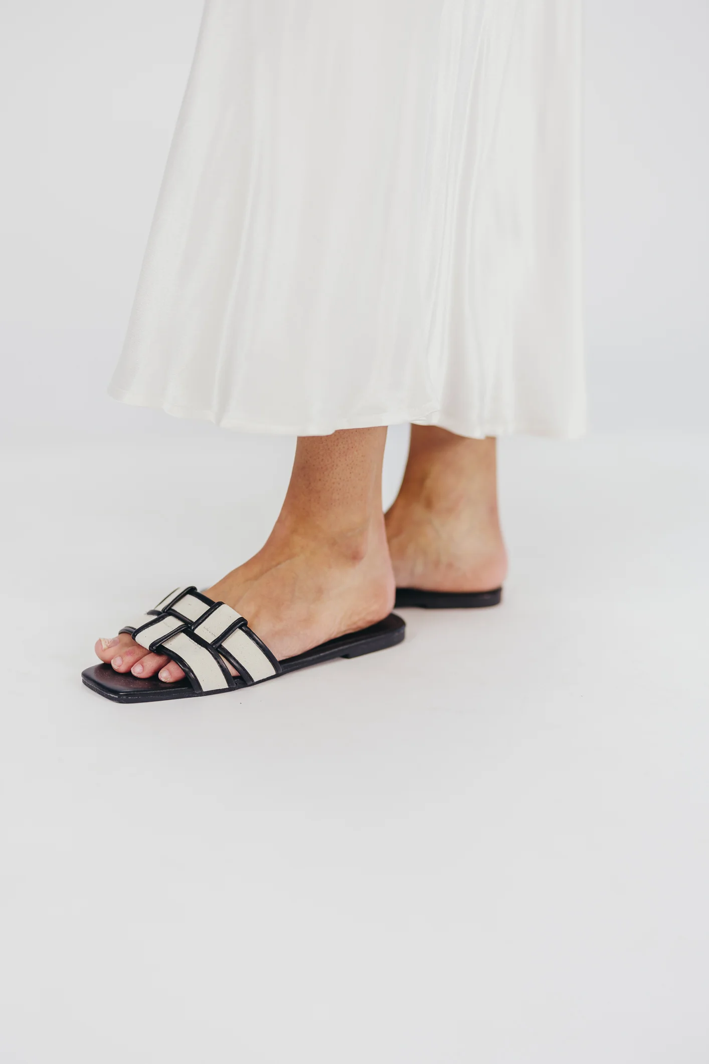 Essie Woven Canvas Slides in Black - Fashionser