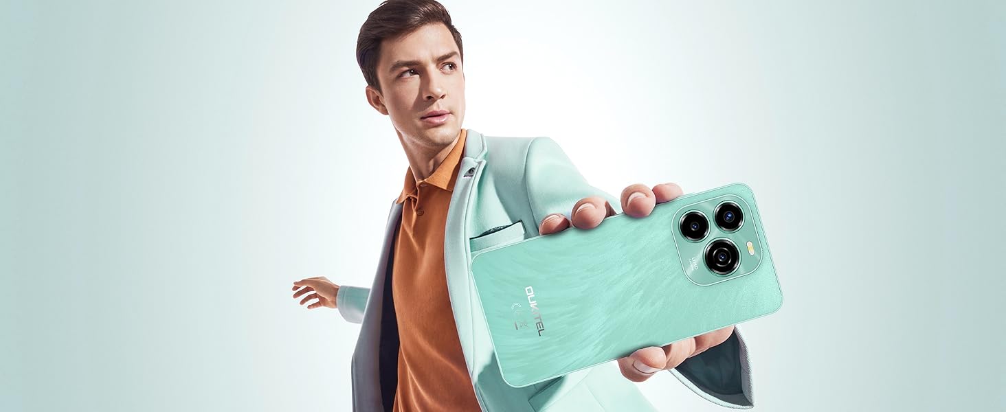 Smartphone verde menta con sistema a tripla fotocamera. Dispositivo tenuto in mano, che mostra il suo profilo sottile e il colore su uno sfondo chiaro