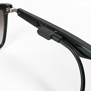 occhiali ricaricabili grazie a due connettori magnetici forniti nella confezione