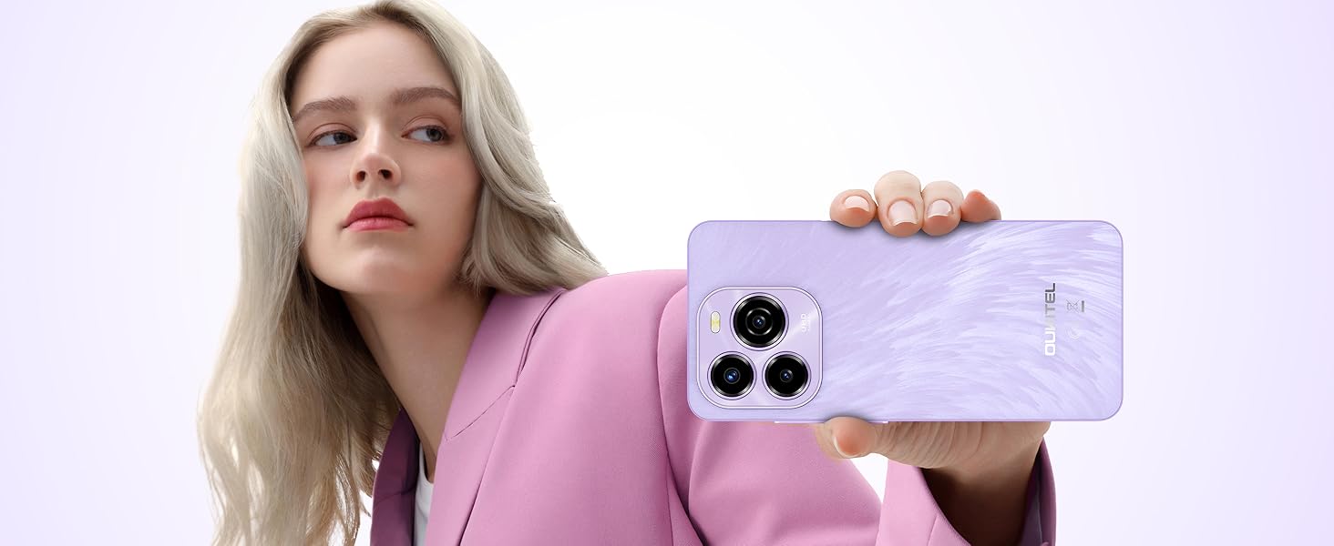 Smartphone Lavender con configurazione a tripla fotocamera sostenuta da una mano. Il dispositivo appare sottile con angoli arrotondati e mostra il design posteriore su uno sfondo