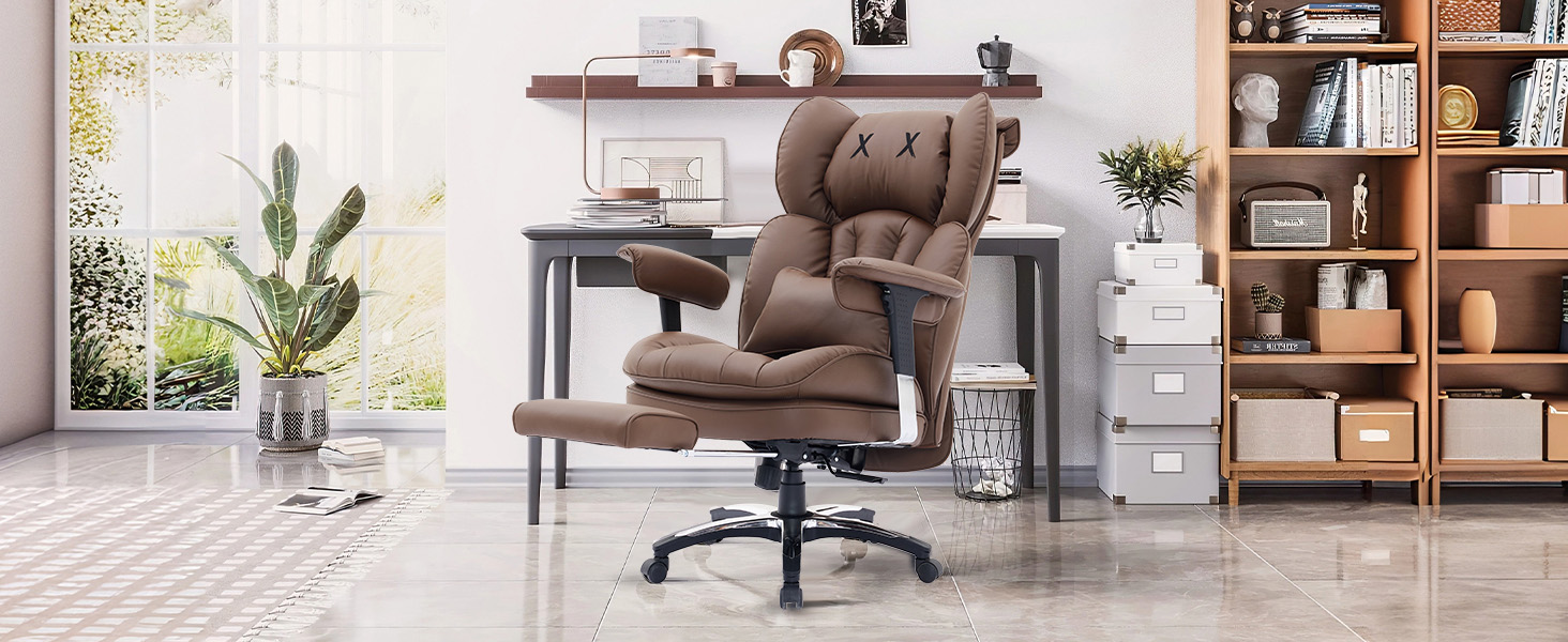 Sedia da ufficio direzionale in pelle marrone con schienale alto e cuscini imbottiti, posizionata in un ambiente home office con scaffali e decorazioni in legno.