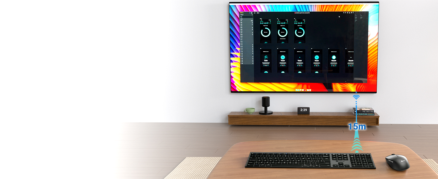 Moderna configurazione del computer con interfaccia di visualizzazione del monitor a parete con icone circolari. La striscia LED RGB crea un effetto di luce arcobaleno attorno al monitor. Superficie della scrivania in legno visibile sotto.