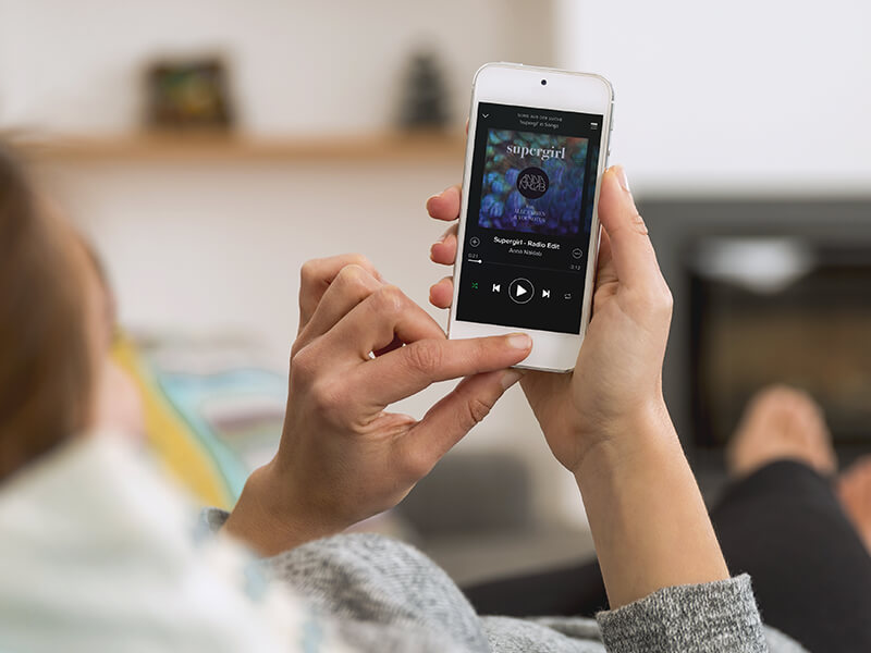 Riproduce i tuoi brani preferiti dallo smartphone